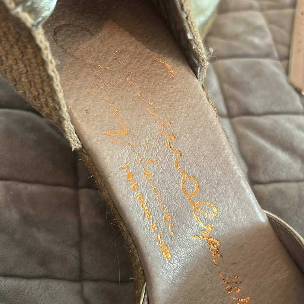 Elegant Gold Wedge Sandals - Picture 3 of 4